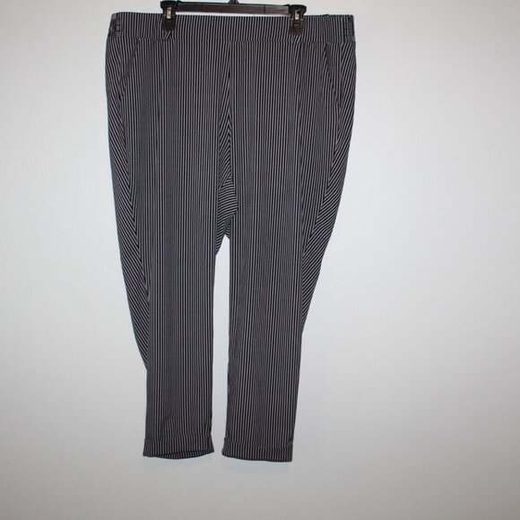 Torrid Pull On Taper Stretch Crepe High Rise Pant Black Plus Size 2 2X H13651 - Picture 2 of 10